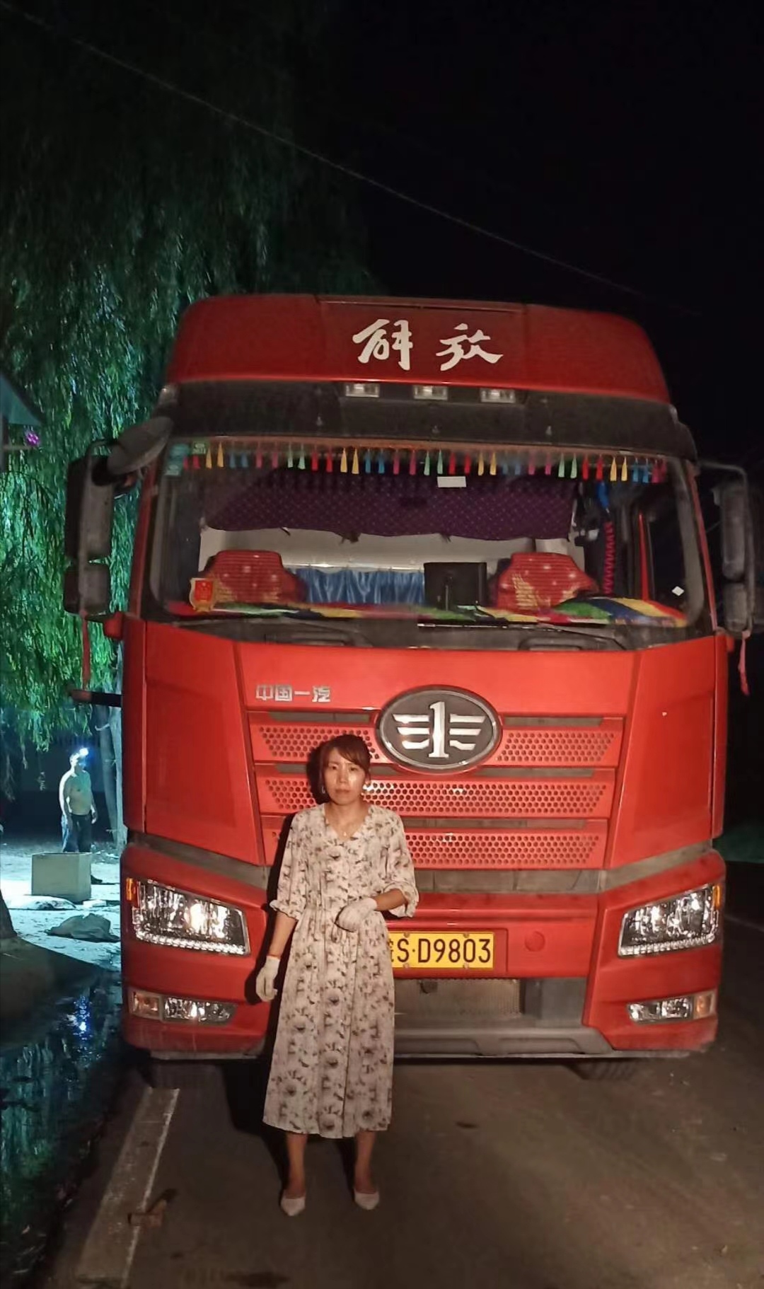 ，有自動拔管自動落管功能，可定制左右側(cè)推功能，配有三片打孔刀，打孔刀是防傷紙刀組，