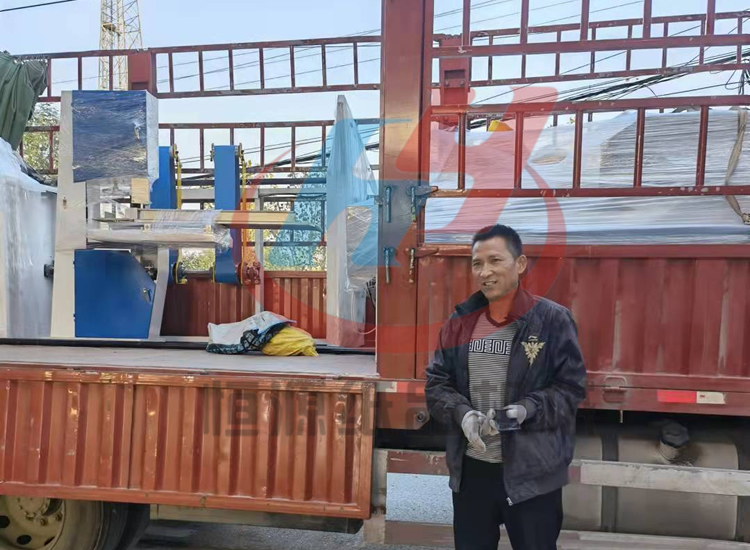 十一過后，河北客戶李經(jīng)理來我廠購買新型衛(wèi)生紙加工設(shè)備